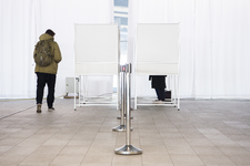 910726 Afbeelding van iemand die zijn stem uitbrengt tijdens de Gemeenteraadsverkiezingen van Utrecht van 2018.